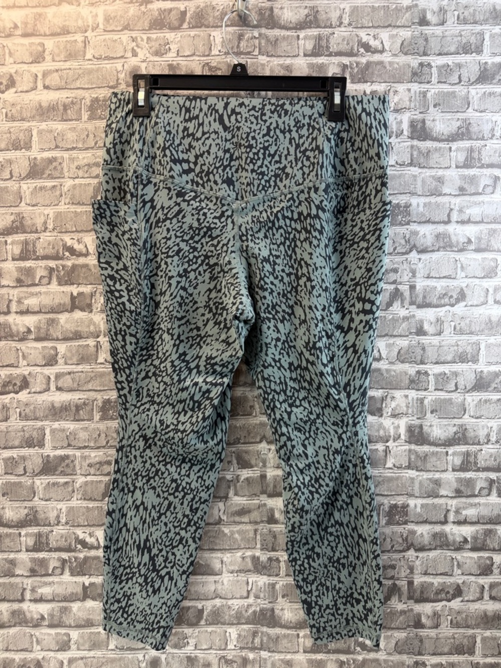 Athleta Printed High-Waist Athletic Capri Leggings in Teal and Black‎